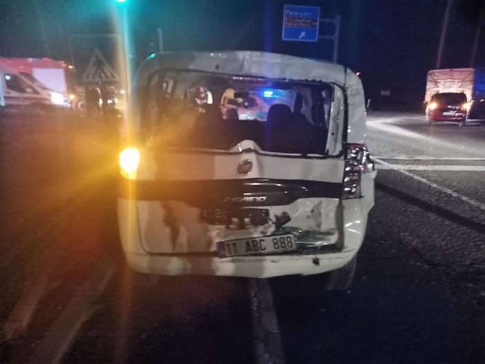 Bilecik’te Meydana Gelen Zincirleme Trafik Kazasında 4 Kişi Yaralandı