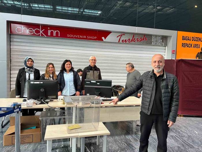 İlk Oyu Kullanmak İçin Romanya’dan Geldi