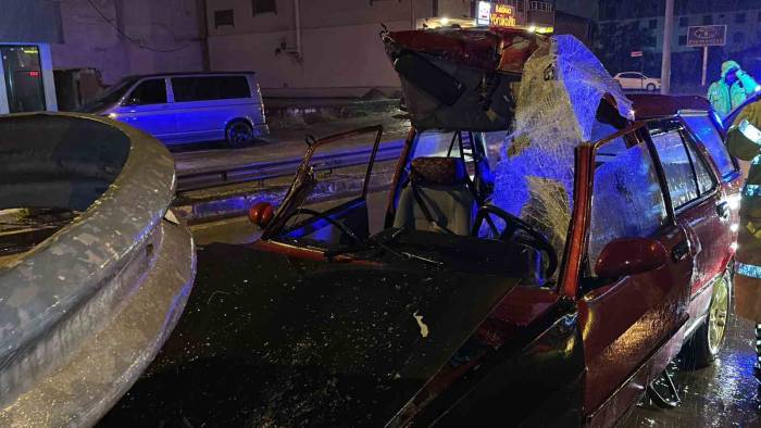 Otomobil Bariyerlere Saplanıp Parçalandı: 3 Kişi Yaralandı