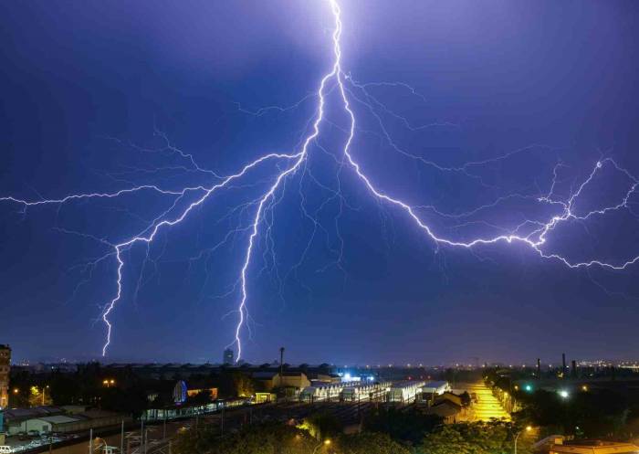 Şimşeklerin Dansı Gökyüzünde Görsel Şölen Oluşturdu