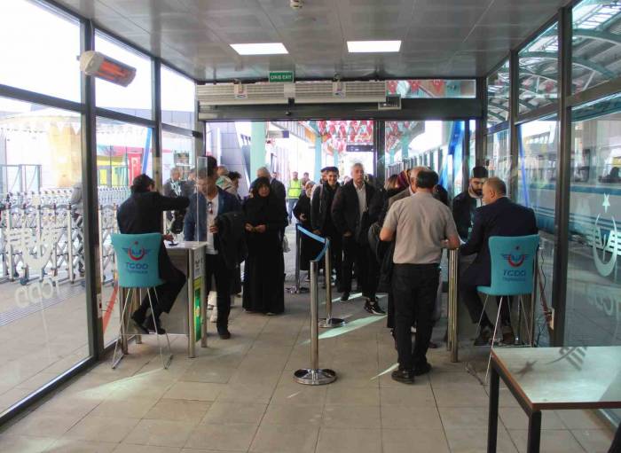 Yht İlk Sivil Seferine Tam Kapasite Çıktı