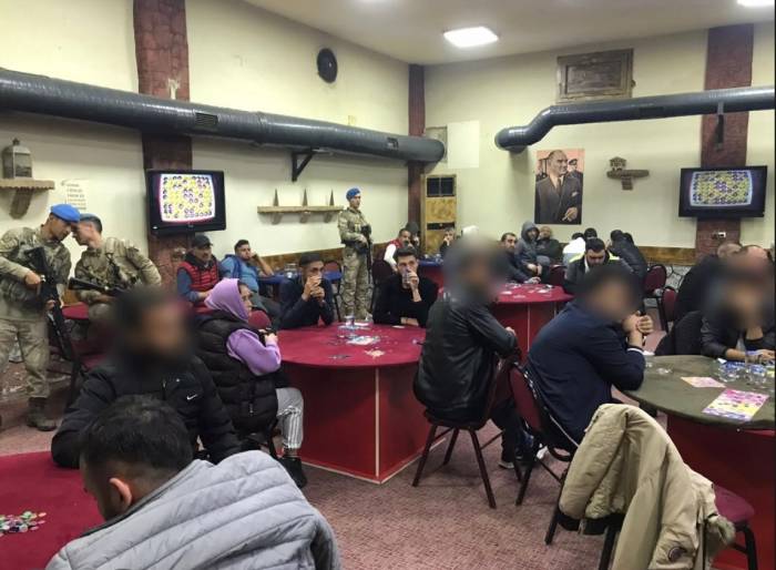İzmir’de Kumar Operasyonu: 215 Kişi Suçüstü Yakalandı
