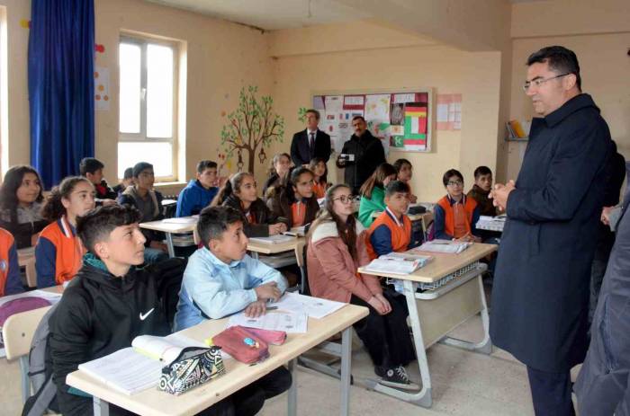 Validen Depremzedeler İçin 1 Tır Dolusu Ekmek Pişiren Kadınlara Teşekkür