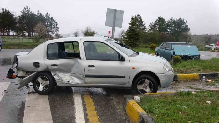 İki Otomobil Kavşakta Çarpıştı: 2 Yaralı