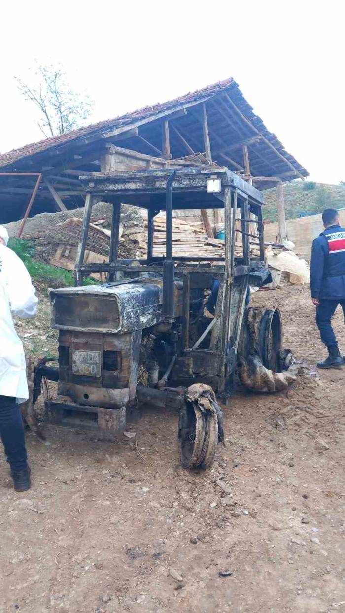 Traktörde Çıkan Yangın Samanlığı Da Yaktı