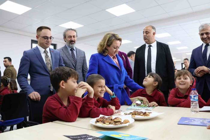 Marmara Adası Kütüphanesine Kavuştu