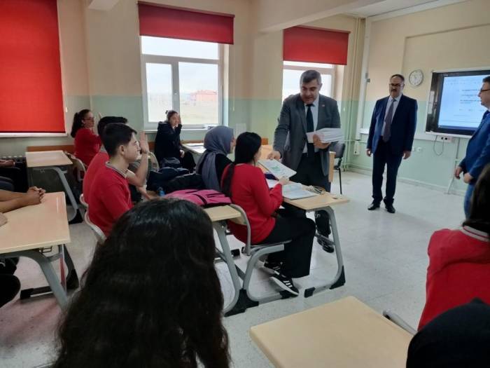 Afyonkarahisar’da Test Kitapları Dağıtıldı