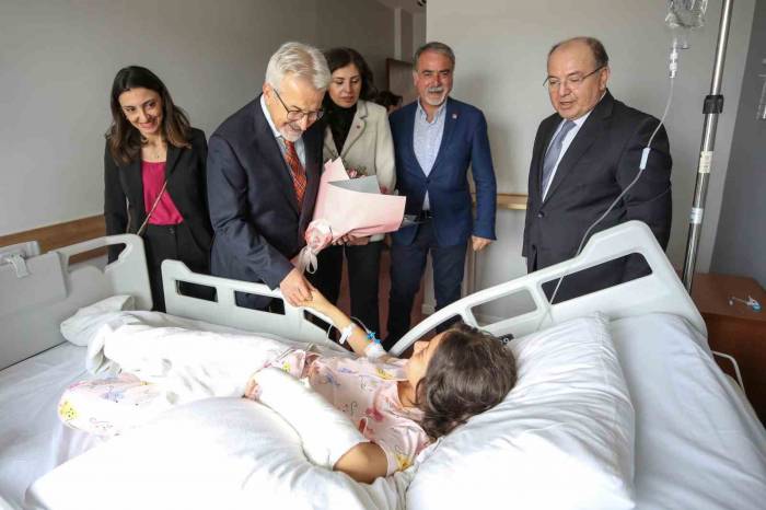 Başkan Turgay Erdem’den Kazazede Öğrencilere Ziyaret