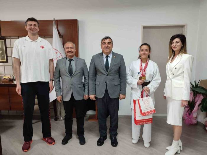 Karate Bölge Üçüncüsünden Müdür Sünnetci’ye Ziyaret