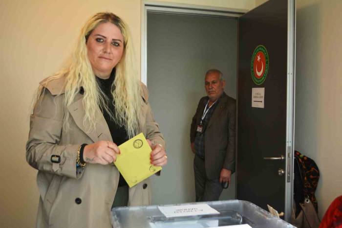 Ayvalık’ta Deniz Hudut Kapısı’nda Yurt Dışı Seçim Kütüğüne Kayıtlı Vatandaşlar Oy Kullanmaya Başladı