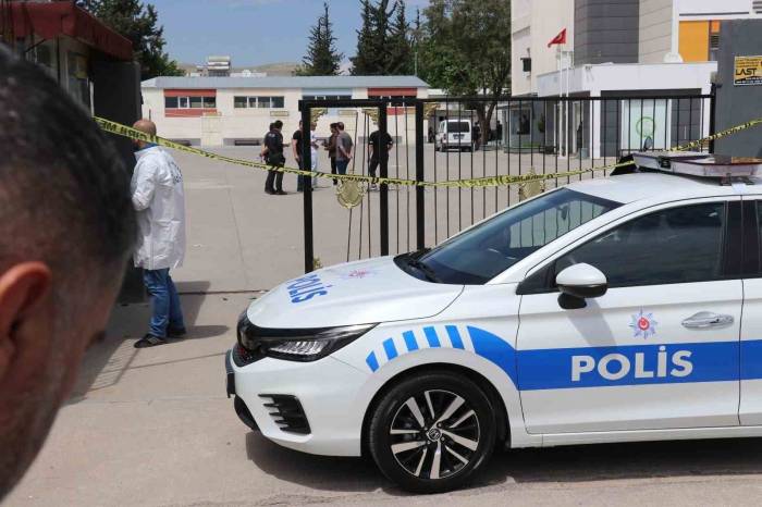 Okul İdaresiyle Tartışan Öğrenci Silahla Okulu Bastı: 3 Yaralı