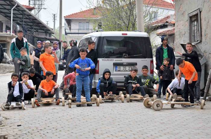 Çocuklar Tahta Arabalarla Birincilik İçin Yarıştı