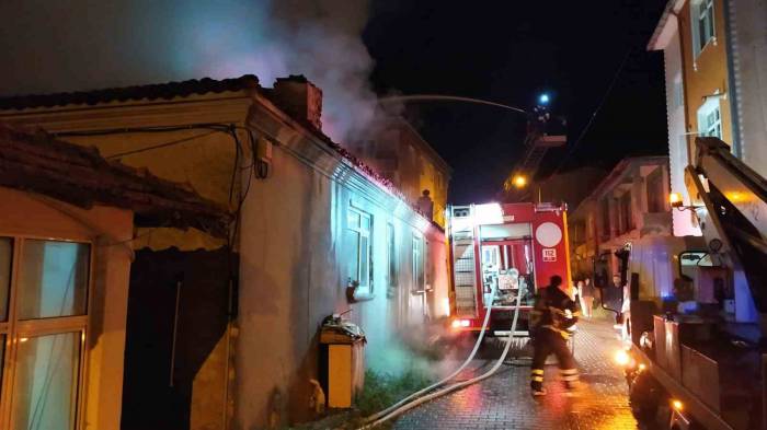 Gece Yarısı Çıkan Yangın Mahalleliyi Sokağa Döktü