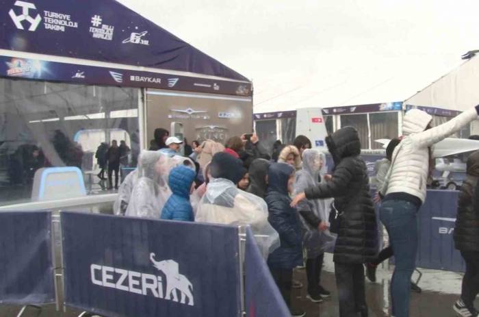 Yağmura Rağmen Vatandaşlar Teknofest’e Akın Etti