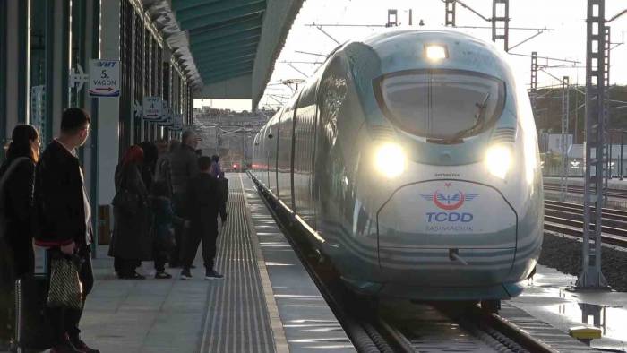 Cumhurbaşkanı Erdoğan Duyurmuştu, Ücretsiz Seyahatler Başladı: Vatandaşlar Yht Garına Akın Etti