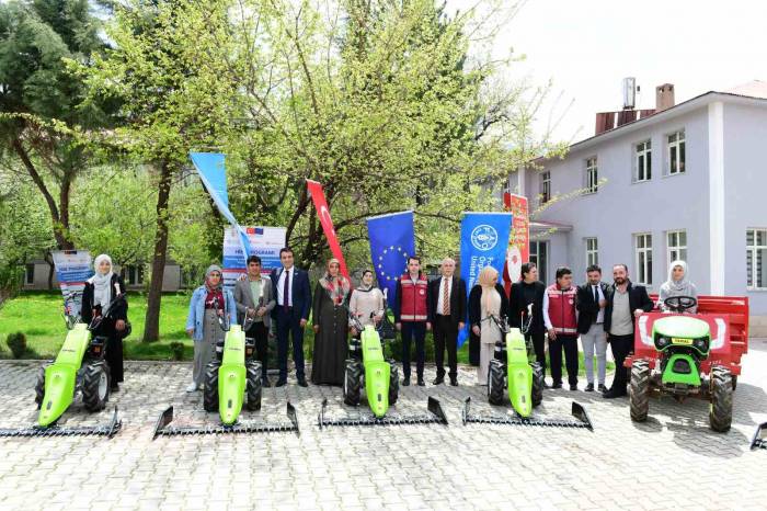 Çatak’ta Çiftçilere Hibe Destekli Makine Ve Ekipman Dağıtıldı