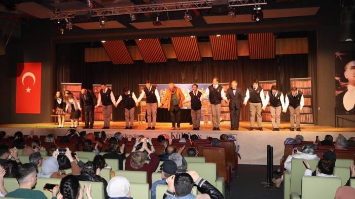 Ölü Ozanlar Derneği Tiyatro Oyunu Beğeniyle İzlenildi