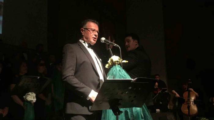 Başkan Bu Kez Kürsüde Değil Sahnede Coşturdu