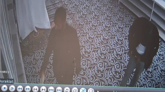 2 Hırsız, Girdikleri Camiden Hoparlörü Ceketin İçine Alıp Kaçtı
