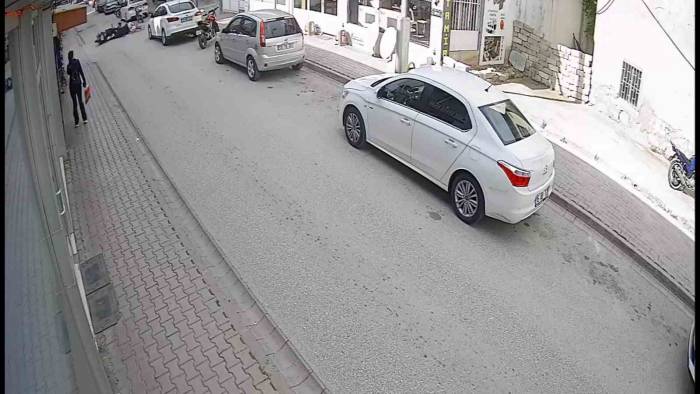 Ara Yoldan Kontrolsüz Çıkan Bisikletliye Motosiklet Çarptı: 1 Yaralı