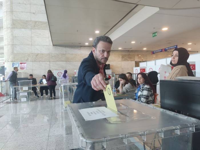 Ankara Esenboğa Havalimanı’nda Oy Verme İşlemi Devam Ediyor
