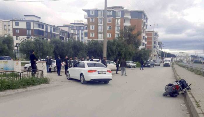 Motosiklet Otomobil İle Çarpıştı