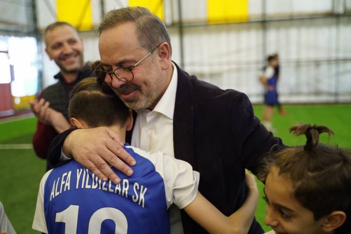İstanbul 3. Bölge Milletvekili Adayı Dalkılıç, Minik Futbolcularla Maç Yaptı