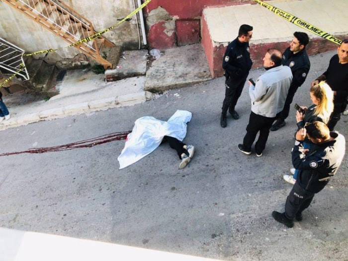 Karısını Çocuğunun Gözü Önünde Sokak Ortasında Öldürdü