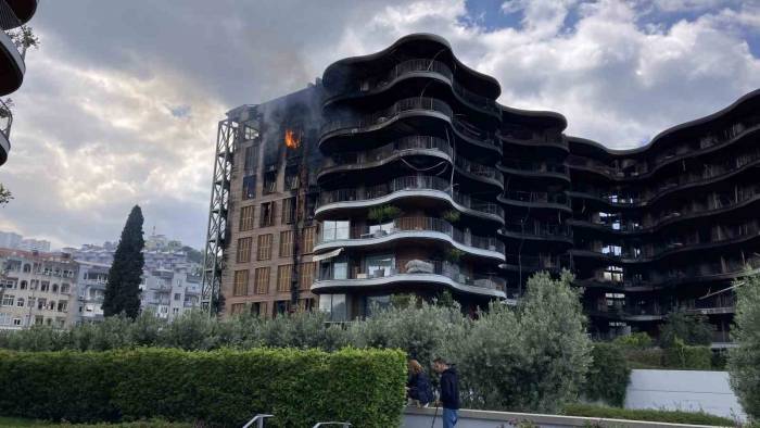 İzmir’de 8 Katlı Sitede Yeniden Yükselen Alevler Paniğe Neden Oldu