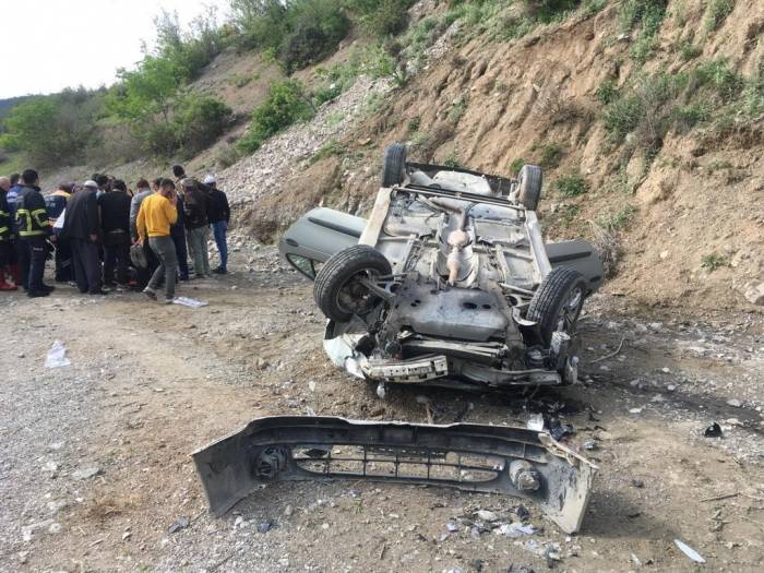 Dere Yatağına Devrilen Otomobildeki İki Kişi Yaralandı