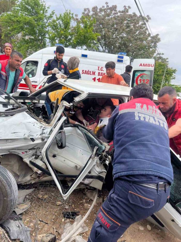 Servis Minibüsü İle Otomobil Çarpıştı: 1 Ağır Yaralı
