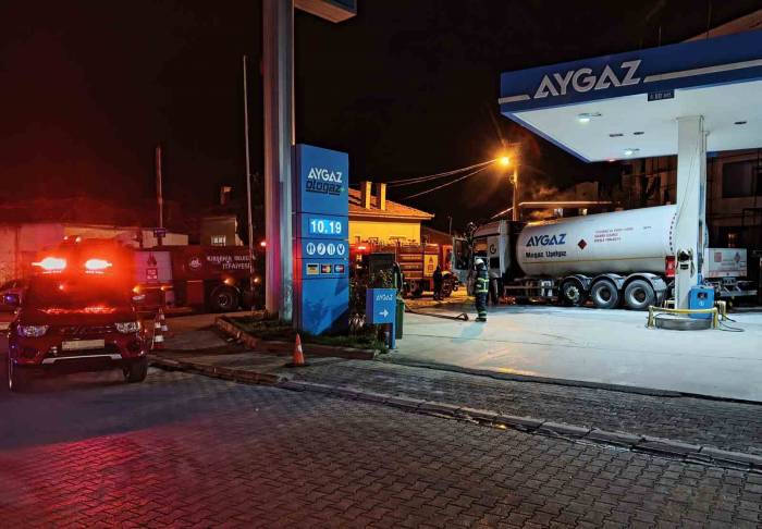 Benzin İstasyonunda Tanker Alev Aldı, Faciadan Dönüldü