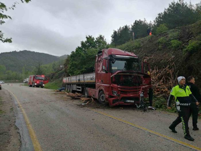 Tokat’ta Odun Yüklü Tır Devrildi: 1 Yaralı
