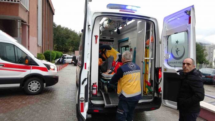 Minibüs İle Otomobil Çarpıştı; 1 Ölü, 6 Yaralı