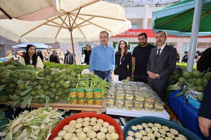 Urla Caddeleri Enginar Bahçesine Döndü