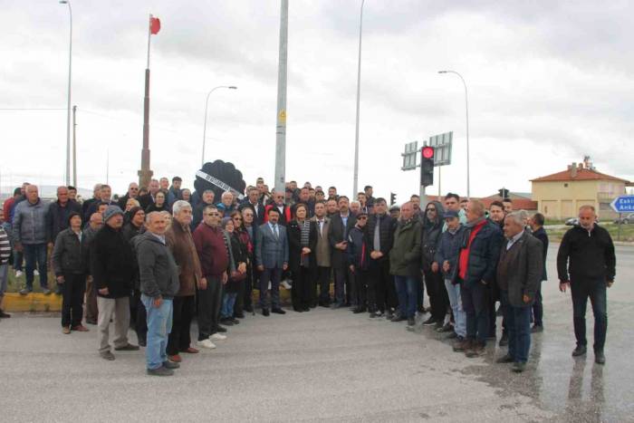 Kavşağa Siyah Çelenk Koyup Trafik Kazalarını Protesto Ettiler