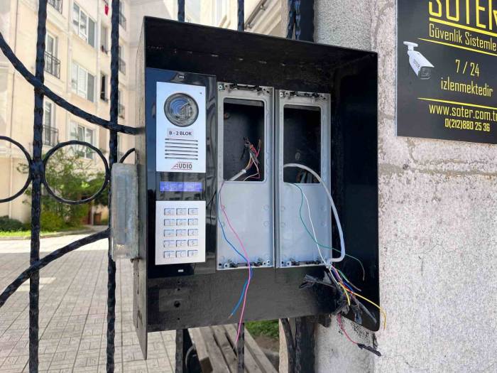 Beylikdüzü’nde Hırsız Apartmanın Zil Panelini Çaldı: O Anlar Güvenlik Kamerasına Yansıdı