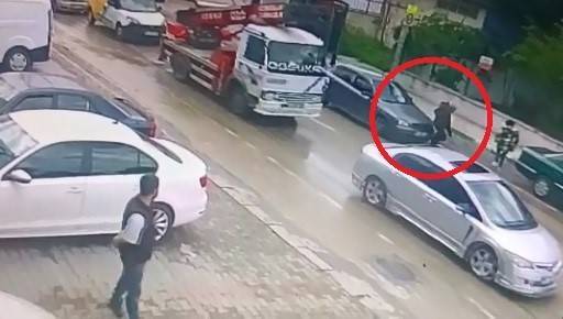 Otomobilin Çarptığı Yaya Metrelerce Sürüklendi