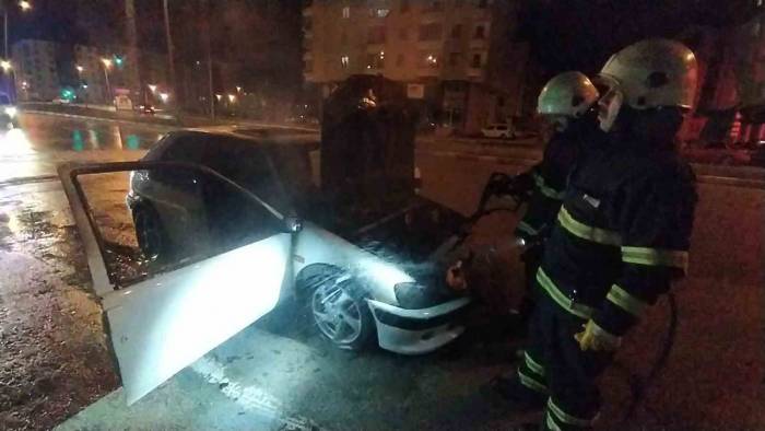 Seyir Halindeki Araç Alev Aldı
