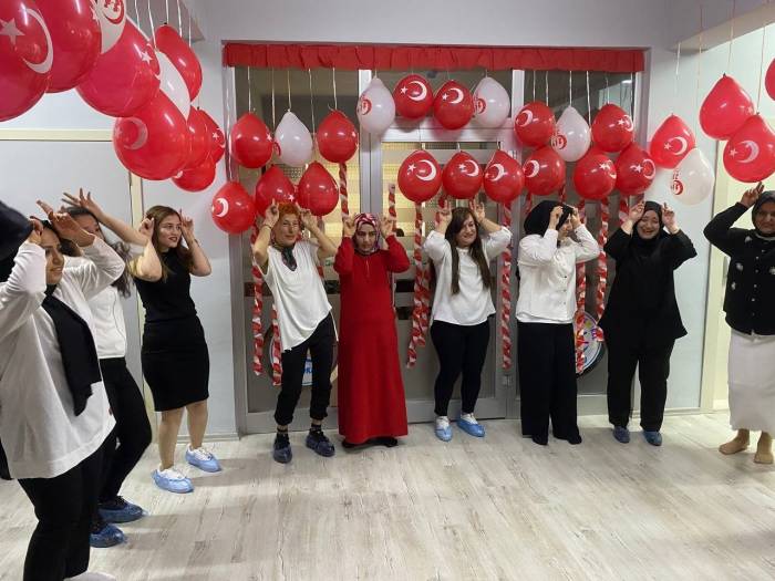 Bu Etkinlikte Anneler Çocuklarına Gösteri Yaptı