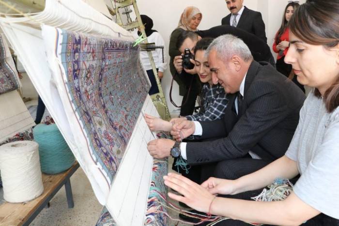 Hakkari’de Üretilen Halılar, Amerika’ya İhraç Ediliyor