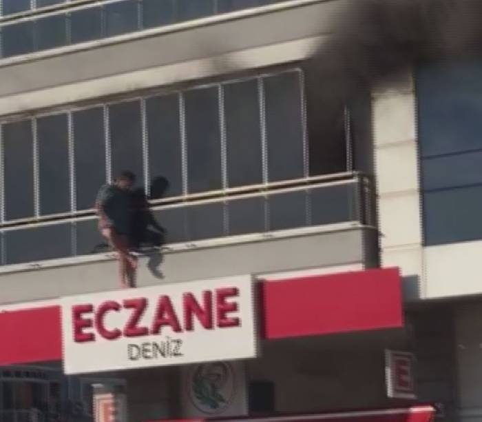 İzmir’de Korkutan Yangın: Dakikalarca Balkonda Mahsur Kaldı