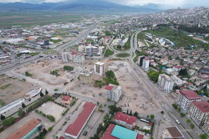 Kahramanmaraş’ta Ebrar Sitesi’nin Enkazını Kaldırma Çalışmaları Devam Ediyor