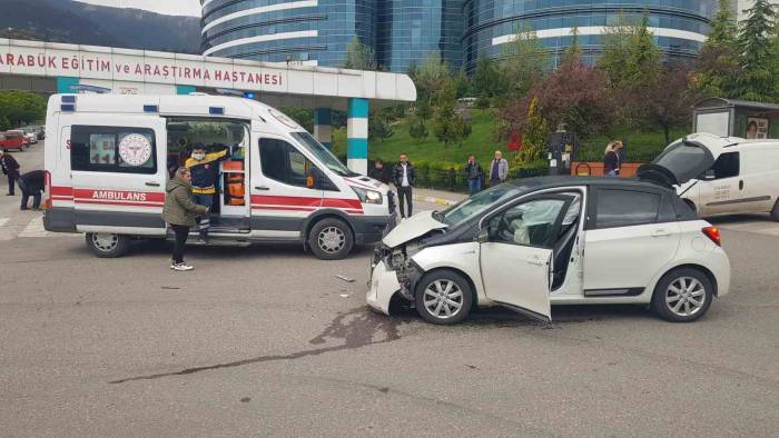 Karabük’te İki Otomobil Çarpıştı: 2 Yaralı