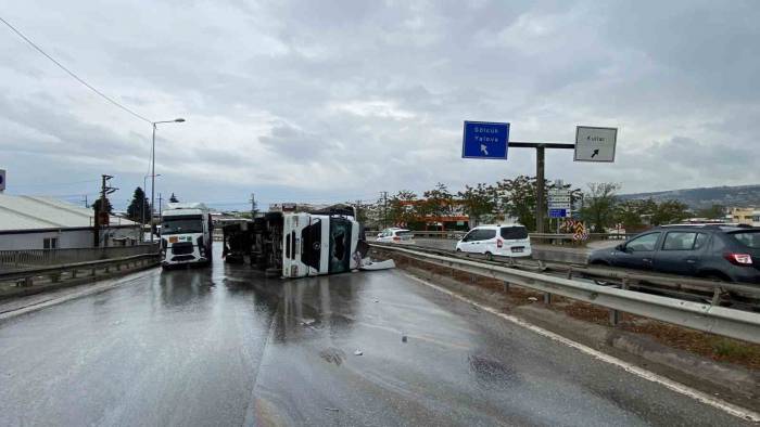 Virajda Kontrolden Çıkan Tır Devrildi, Sürücü Yaralandı