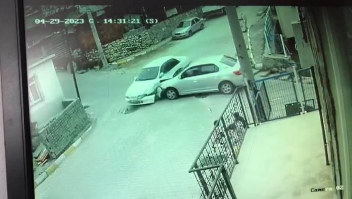 Kazada Otomobil Yokuştan Aşağı Savrularak Bina Duvarına Çarptı
