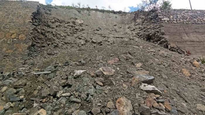 Çöken İstinat Duvarı Tehlike Oluşturuyor