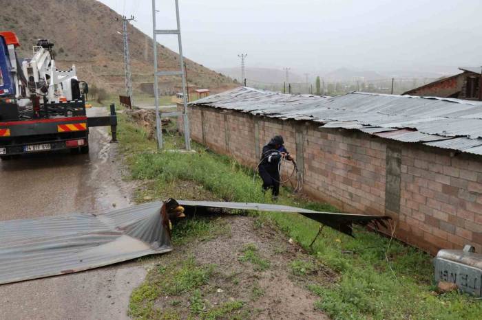 Oltu’da Fırtına Ve Dolu Etkili Oldu