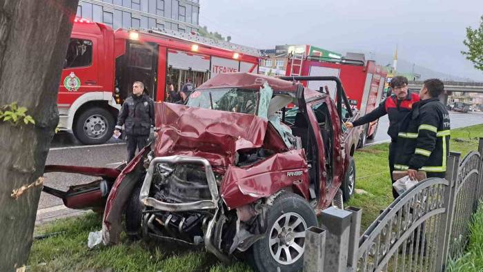 Ağaca Çarpıp Hurdaya Dönen Pikaptan Sağ Çıktılar