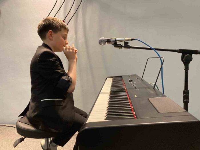 Plastik Fabrikrasından Çalışanlarının Çocuklarına Müzik Okulu